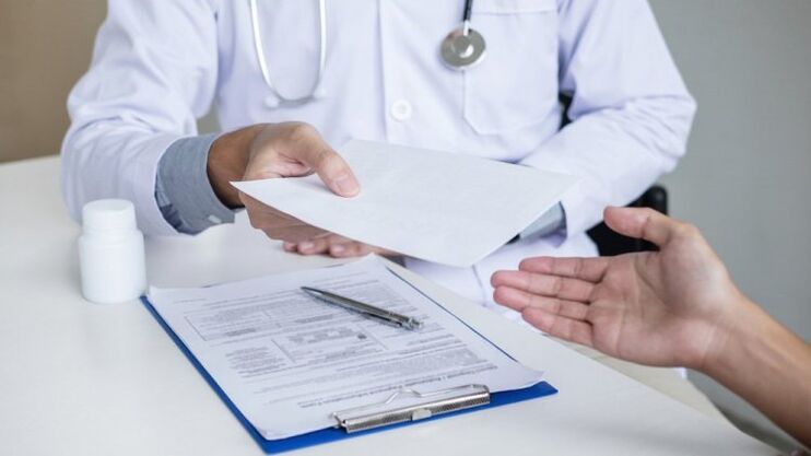 лекар предписва лечение за паразити